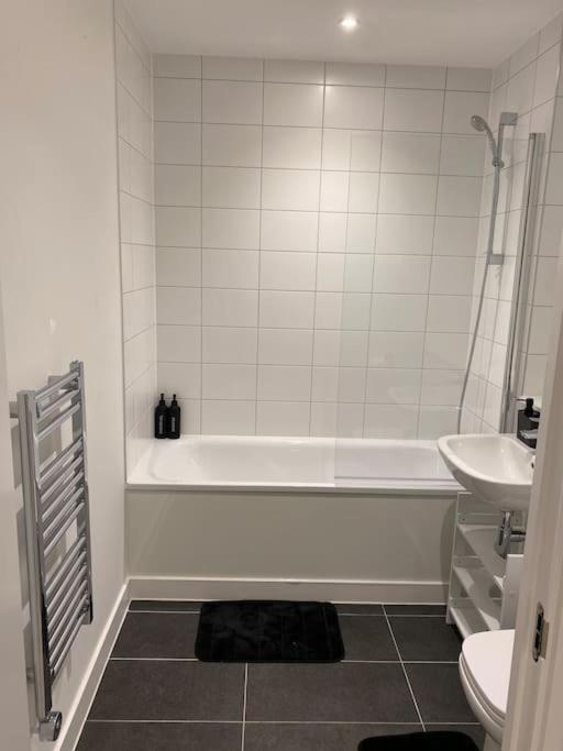 Modern Trafford 1Br Apartment-Free Parking-Cinema Room Manchester Exterior photo